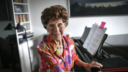 La pianiste française Colette Maze posait devant son instrument, à Paris, le 24 mars 2023. (STEPHANE DE SAKUTIN / AFP)