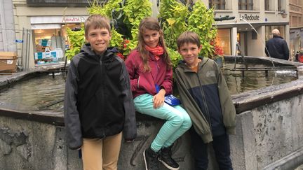 Zachary, Héloïse et Ariel, trois jeunes Vosgiens arpentent le quartier historique de Lausanne. (INGRID POHU / RADIO FRANCE)