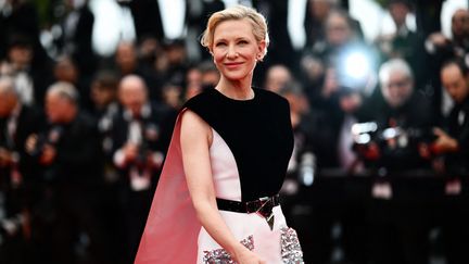 Présidente du jury de la 71ème édition du Festival de Cannes en 2018, l'actrice Cate Blanchett pose devant les photographes avec une robe capée et un grand sourire, avant de présenter le film "The New Boy" de Warwick Thornton dans lequel elle incarne une nonne renégate. (CHRISTOPHE SIMON / AFP)