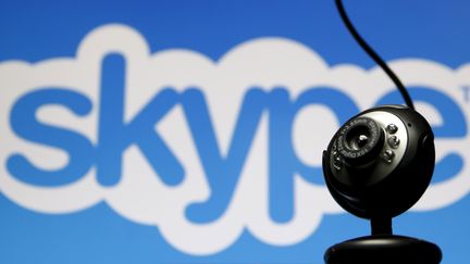 Une webcam devant un logo de Skype, le 26 mai 2015. (DADO RUVIC / X02714)