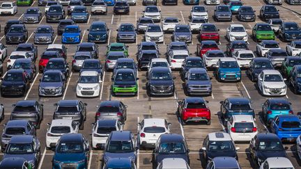 Des voitures neuves sur un parking d'usine. (Illustration).&nbsp; (VINCENT ISORE / MAXPPP)