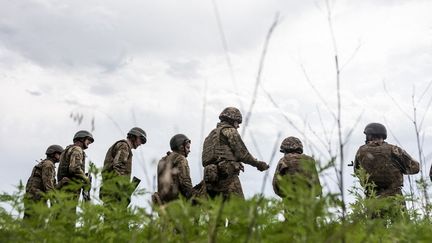 Des soldats ukrainiens suivent un entraînement dans la région de Donetsk (Ukraine), le 11 août 2023. (DIEGO HERRERA CARCEDO / ANADOLU AGENCY / AFP)