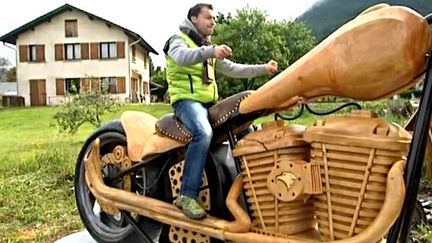 Sébastien Cohendet n'a jamais appris la sculpture, c'est tout seul qu'il a approché le bois et la glace 
 (France3 / Culturebox)