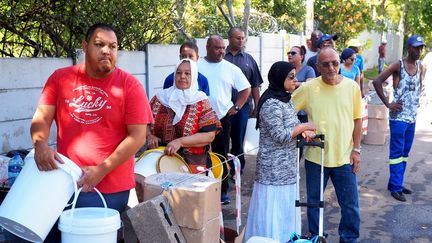 Des habitants du Cap faisant la queue, en février 2018, pour obtenir de l’eau. (Shutterstock)