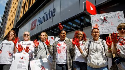 Une vingtaine de femmes, couvertes de faux sang, manifestent le 10 mai 2019 devant les locaux de YouTube à Londres.
 (TOLGA AKMEN / AFP)