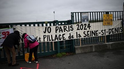 Manifestation contre le démantèlement du parc Georges-Valbon, en raison de la tenue des Jeux olympiques en 2024, à La Courneuve (Seine-Saint-Denis),&nbsp;le 13 décembre 2020.&nbsp; (CHRISTOPHE ARCHAMBAULT / AFP)