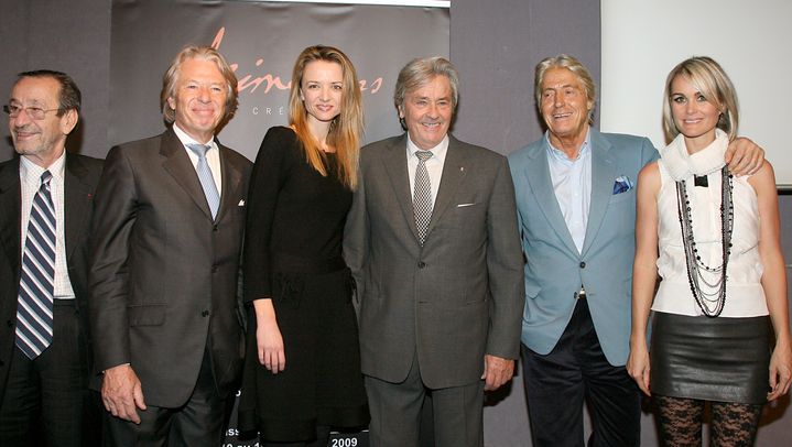 Jacques Hintzy, Président d'Unicef France, Maitre Georges Delettrez, Delphine Arnault, Alain Delon, Maitre Pierre Cornette De Saint Cyr et Laeticia Hallyday à la vente aux enchères De Frimousses De Créateurs (Poupées Designer), en aide à l'UNICEF à l'Hôtel des ventes Drouot Montaigne. (BERTRAND RINDOFF PETROFF / FRENCH SELECT)