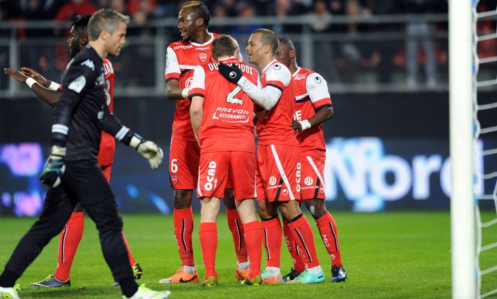 Les joueurs de Valenciennes se congratulent apr&egrave;s un but marqu&eacute; contre Bastia, le 11 janvier 2014.&nbsp; (FRANCOIS LO PRESTI / AFP)