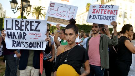 Des manifestants brandissent des pancartes appelant à libérer Hajar Raissouni, journaliste marocaine condamnée à un an de prison pour "avortement illégal" et relations sexuelles hors mariage, à Rabat, le 2 octobre 2019.&nbsp; (STRINGER / AFP)