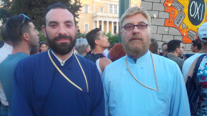 Teologos et Pablos, deux pr&ecirc;tres orthodoxes qui ont particip&eacute; vendredi 3 juillet &agrave; Ath&egrave;nes avec les partisans du "non" au r&eacute;f&eacute;rendum grec. (ELISE LAMBERT/FRANCETV INFO)