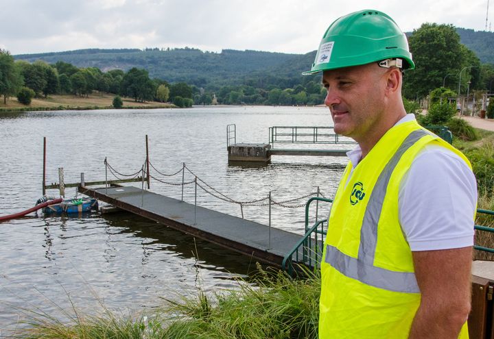 David Tonnelier, chef d'agence de la Saur, présente le dispositif de pompage de l'étang de Courtille, le 28 août 2019 à Guéret (Creuse). (THOMAS BAIETTO / FRANCEINFO)