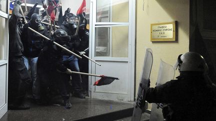 Des policiers tentent d'&eacute;vacuer un b&acirc;timent gouvernemental envahi par des manifestants &agrave;&nbsp;Thessalonique (Gr&egrave;ce), le 6 d&eacute;cembre 2014. (ALEXANDROS AVRAMIDIS / REUTERS)