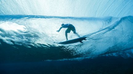 Le surfeur australien Jack Robinson participe à la première manche masculine des épreuves de surf, le 27 juillet 2024, à Tahiti. (BEN THOUARD / MAXPPP)