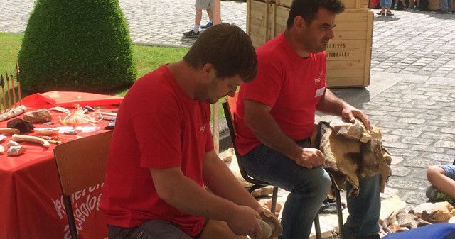 Taille de silex dans le «Village de l'archéologie» parisien, aux Archives nationales, le 16 juin 2017
 (France Télévisions - Laurent Ribadeau Dumas)