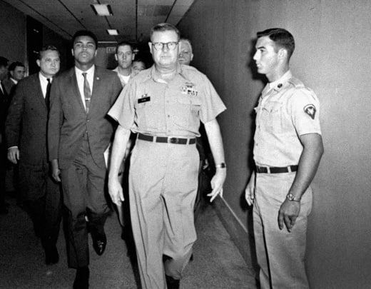 Mohamed Ali escorté par les militaires à Houston après avoir refusé d'incorporer les forces armées pour aller au Vietnam