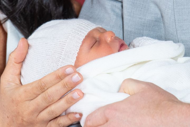 Le prince Harry et son épouse Meghan présentent leur "Royal baby" à Windsor, près de Londres, le 8 mai 2019. (DOMINIC LIPINSKI / POOL / AFP)