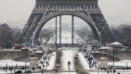 La Tour Eiffel enneig&eacute;e. (EMMANUEL LÉVY)