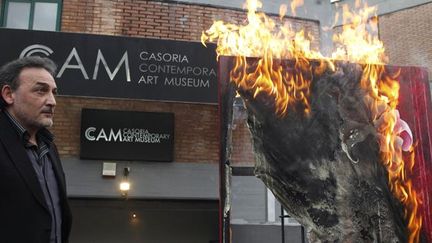 Antonio Manfredi, directeur fondateur du musée d&#039;art contemporain de Casoria brûle une toile en signe de contestation contre les coupes budgétaires du ministère italien à la culture (17/04/2012)
 (ROBERTA BASILE/AFP)