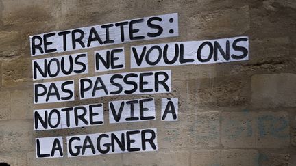 Slogan contre la réforme des retraites, à Bordeaux (Gironde) le 11 janvier 2023 (PHILIPPE LOPEZ / AFP)