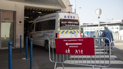 Une ambulance à l'hôpital Roger Salengro de Lille, en mars 2020. (SEBASTIEN COURDJI / XINHUA VIA MAXPPP)