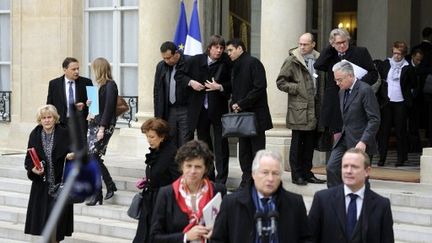 Les partiçipants au sommet social sortent de l'Elysée (ERIC FEFERBERG / AFP)