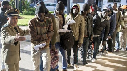 Des migrants subsahariens font la queue devant un bureau d'enregistrement des étrangers pour demander leur régularisation, le 15 décembre 2016 à Rabat. (Photo AFP/Fadel Senna)