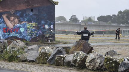 Des officiers de la police scientifique enquêtent sur l'île de Nantes, le 18 juillet 2019, après la disparition de Steve Maia Caniço, pendant une intervention de police, le soir de la fête de la musique. (SEBASTIEN SALOM GOMIS / SIPA)