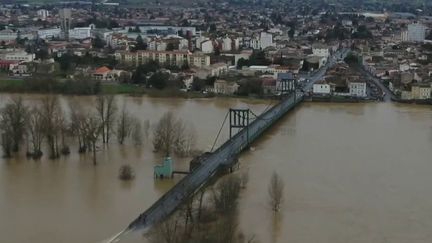 Le&nbsp;Lot-et-Garonne s’est réveillé les pieds dans l’eau dans un paysage totalement transformé par les intempéries, jeudi 4 février. (CAPTURE ECRAN FRANCE 2)