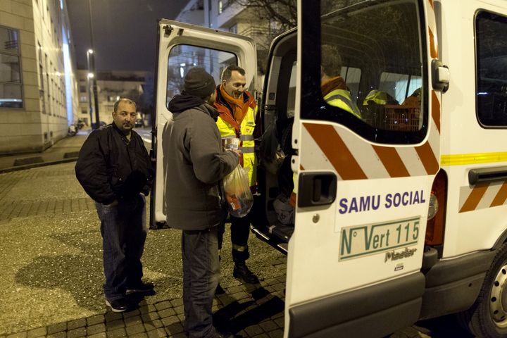 Le Samu social, en intervention dans les Hauts-de-Seine, en 2014 (KENZO TRIBOUILLARD / AFP)