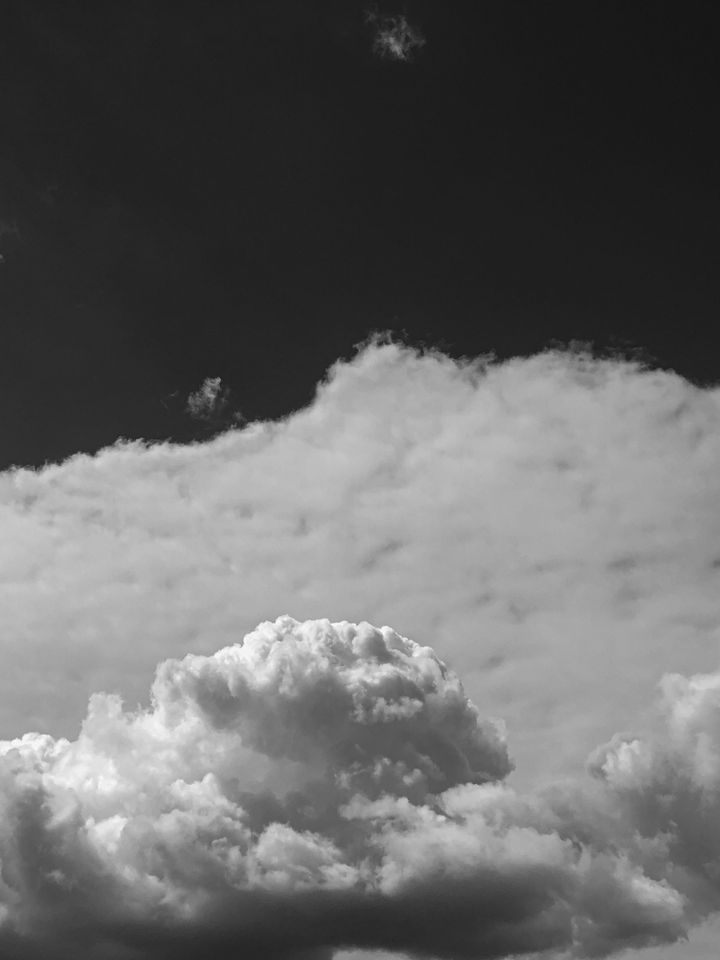 Le ciel à Paris, le 10 juin 2022, à quelques heures des réquisitions dans le procès des attentats du 13-Novembre. (DAVID FRITZ-GOEPPINGER POUR FRANCEINFO)