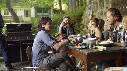 A charbon, à gaz, ou électrique, le barbecue traverse le temps.&nbsp;&nbsp; (Weber)