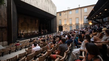 Le public devant la scène du Théâtre de l'Archeveché à Aix-en-Provence en 2020. (CLEMENT MAHOUDEAU / AFP)