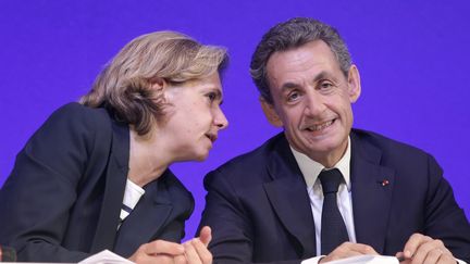 Nicolas Sarkozy et son ancienne ministre, Valérie Pécresse, en 2015 lors d'un conseil national des Républicains. (VINCENT ISORE / MAXPPP)