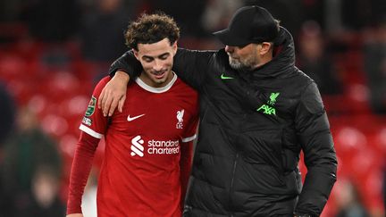 Le joueur de Liverpool Curtis Jones et son manager Jürgen Klopp, le 20 décembre 2023. (OLI SCARFF / AFP)