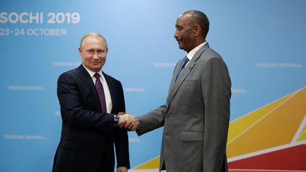 Le président russe Vladimir Poutine et le président du Conseil de souveraineté du Soudan Abdel Fattah al-Burhan lors du sommet Russie-Afrique à Sotchi. Le 23 octobre 2019. (Mikhail Metzel / POOL / Sputnik via AFP)