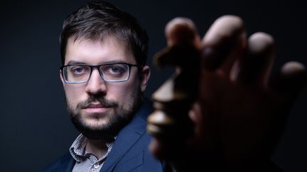 Maxime Vachier-Lagrave est devenu champion du monde d'échec, jeudi 30 décembre.&nbsp; (JOEL SAGET / AFP)