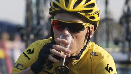 Le vainqueur du Tour de France, le Britannique Christopher Froome, boit une coupe de champagne avec ses &eacute;quipiers lors de la derni&egrave;re &eacute;tape entre versailles et Paris, le 21 juillet 2013. (LAURENT CIPRIANI / AP / SIPA)