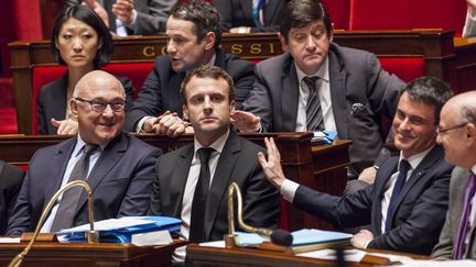 Le Premier ministre, Manuel Valls, tape sur l'&eacute;paule de son ministre de l'Economie, Emmanuel Macron, le 17 f&eacute;vrier 2015, &agrave; l'Assembl&eacute;e nationale. (CITIZENSIDE/AURELIEN MORISSARD/AFP)