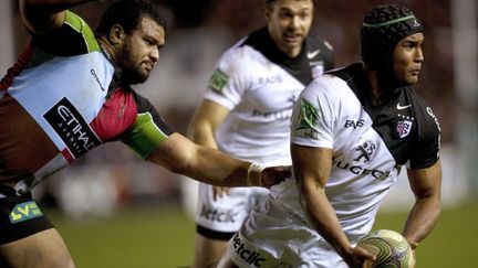 Le capitaine toulousain Thierry Dusautoir en pleine action lors du match entre les Harlequins et Toulouse &agrave; Twickenham (Royaume-Uni) le 9 d&eacute;cembre 2011. (ADRIAN DENNIS / AFP)