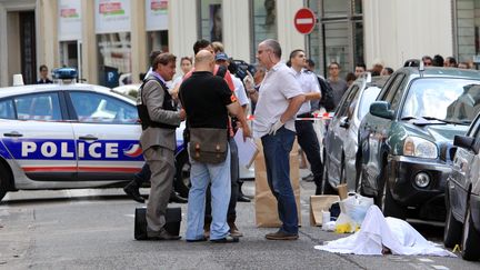 Des policiers enqu&ecirc;tent le 11 septembre 2013 &agrave; Nice (Alpes-Maritimes), apr&egrave;s qu'un bijoutier a tu&eacute; un voleur. (JEAN CHRISTOPHE MAGNENET / AFP)