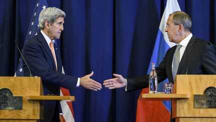 John Kerry et Sergueï Lavrov échangent une poignée de mains, le 9 septembre 2016, à Genève (Suisse). (FABRICE COFFRINI / AFP)