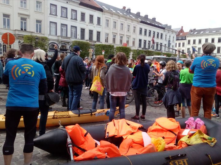 Des dizaines de personnes ont accueilli les coureurs de Human's welcome, dimanche 16 avril à Bruxelles, après leur périple entre Lesbos, en Grèce, et la capitale belge. (LAXMI LOTA / RADIO FRANCE)