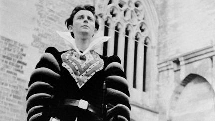 
Le comédien Gérard Philipe, dans le rôle de Rodrigue, interprète une scène du "Cid" lors d'une répétition, le 19 juillet 1951 dans la Cour d'Honneur du Palais des Papes en Avignon.&nbsp; (STF / AFP)