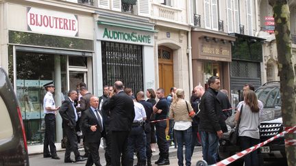 Un bijoutier a tu&eacute; un homme qui braquait sa boutique, situ&eacute;e dans le 7e arrondissement de Paris, le 19 juillet 2012. (CELINE CAREZ / LE PARISIEN / MAXPPP)