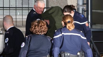 Céline Lesage quitte la court d'assises entourée par des membres des forces de l'ordre (AFP - KENZO TRIBOUILLARD)