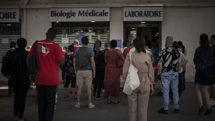 Une file d'attente devant un laboratoire qui pratique des tests de dépistage du Covid-19, à Paris, le 14 août 2021. (ENRIQUE CAMPANER / HANS LUCAS / AFP)