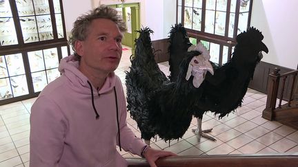 Abraham Poincheval et son duo de poules créé pour le musée Gassendi de Digne-les-Bains (Alpes de Haute Provence) (France 3 PACA)