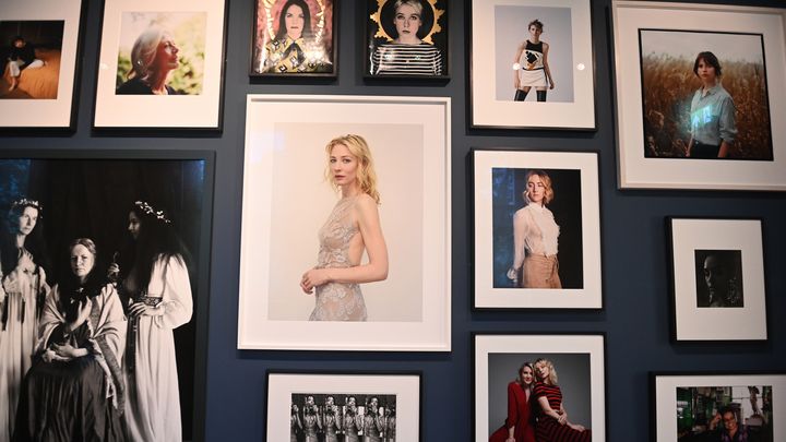 Des portraits d'acteurs et d'actrices dans la National Portrait Gallery de Londres (NEIL HALL / EPA)