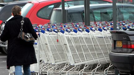 Des chariots à roulettes attendent les clients d'une grande surface. (MAXPPP)