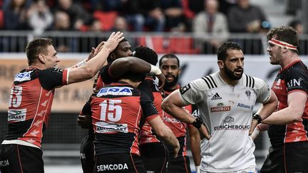 La joie des joueurs d'Oyonnax, face à la détresse des Brivistes (JEFF PACHOUD / AFP)